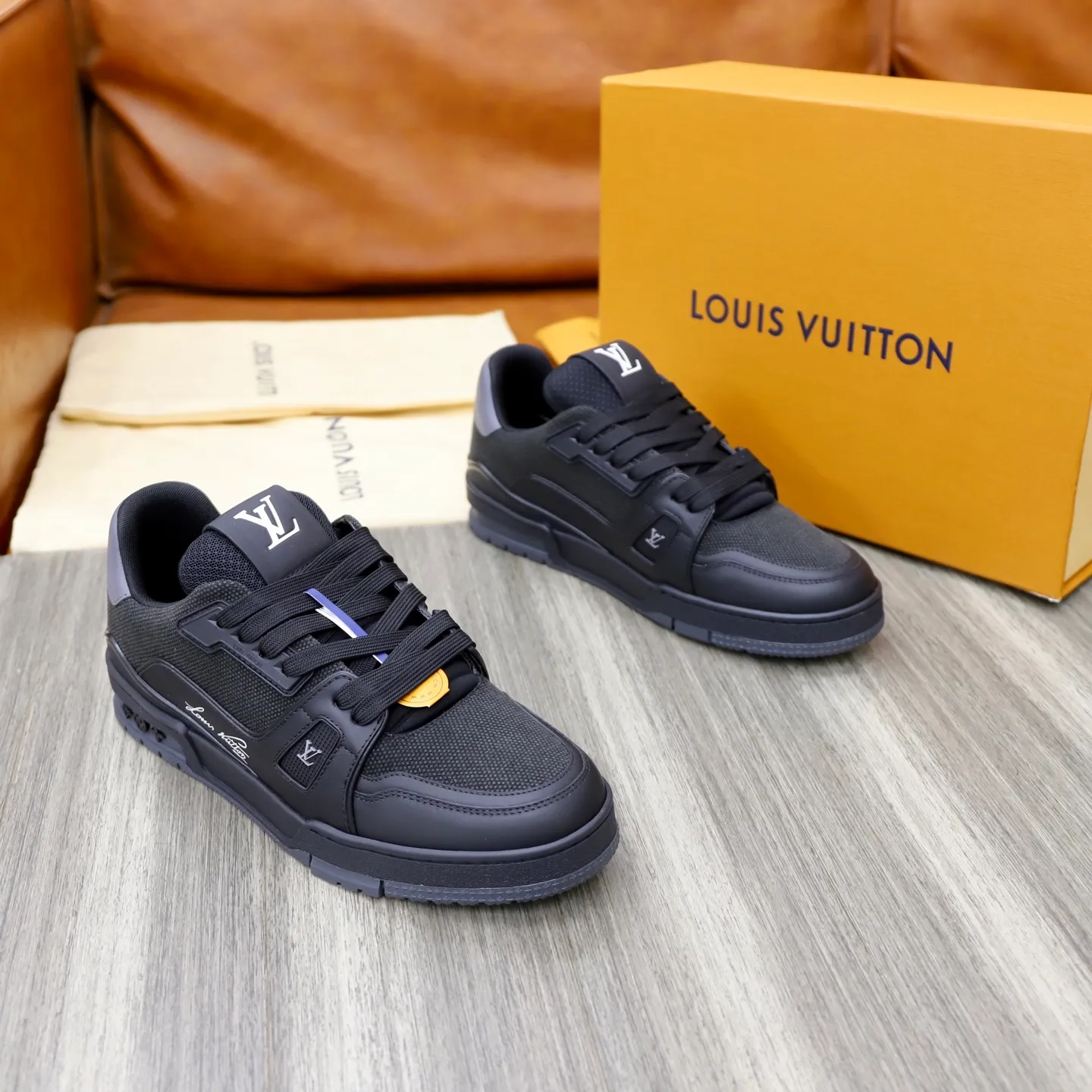Ex-factory price: 780💰Original development, quality shipping, welcome to compare ❥❥❥❥❥❥LV sneaker series LV Trainer Maxi sneakers introduce the loose silhouette of the ready-to-wear series into the LV Trainer sneaker design written by Virgil Abloh, making an eye-catching appearance in the spring and summer men's wear shows. The cow leather upper is combined with rough fabric laces, and colorful beading highlights the brand's classic elements. LV letters mark the tongue and Monogram floral outsole. Mixed materials Made of first-layer cowhide, wrapped in imported custom-printed denim, thick shoelace design, large Monogram print on the side, "lv 54" badges on the tongue and heel, rubber outsole decorated with Monogram flowers, mesh lining and cotton feet, the comfort is as extreme as ever, premium heritage, quality first, worth owning! Size: 35-40 for women, 39-44 for men (custom-made sizes 38 and 45 are non-refundable)